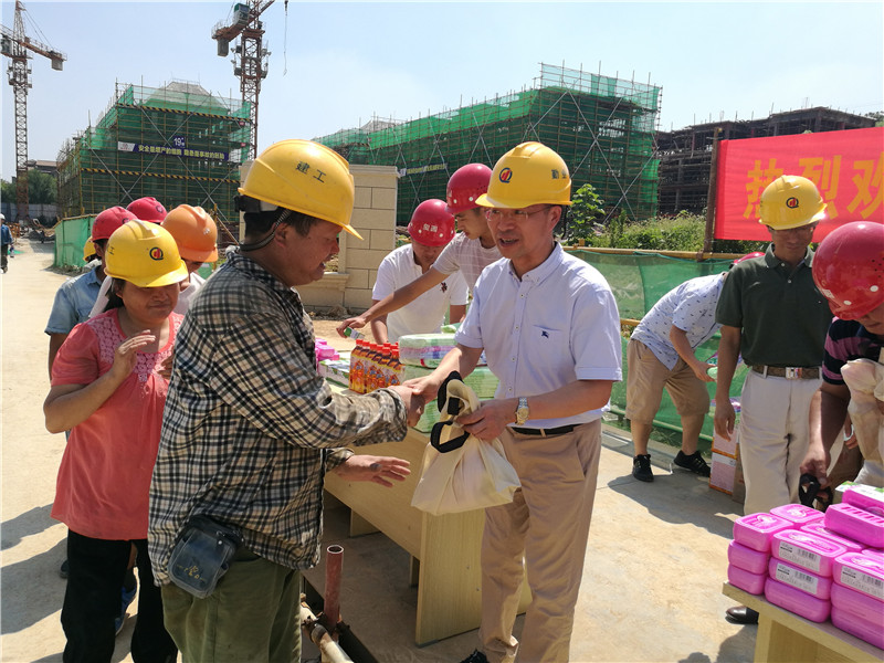 包中海調研安吉華都  看望慰問建筑工人