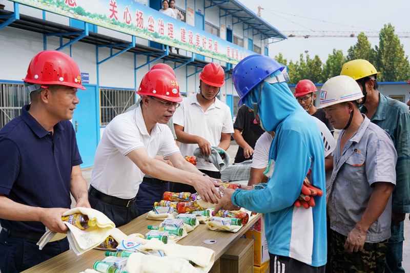 防暑降溫保生產(chǎn) 領(lǐng)導(dǎo)送涼沁人心