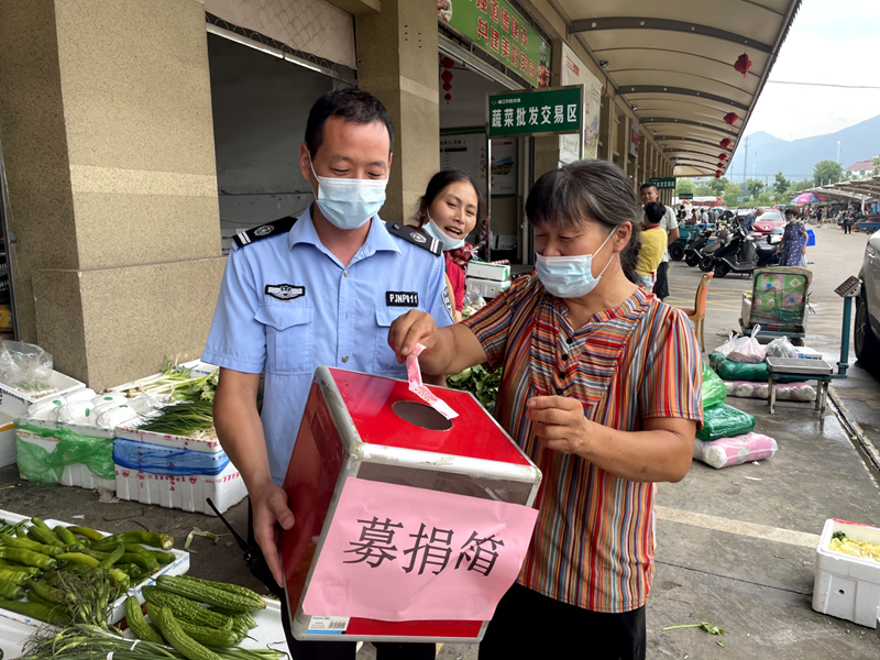 浦江農(nóng)批市場(chǎng)組織愛心捐款幫助困難商戶抗擊病魔