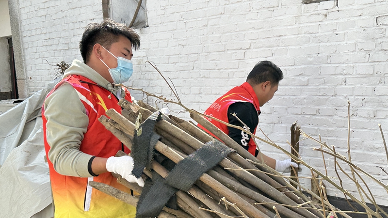 讓老人生活更“亮堂” 濟寧華都公益小隊幫助困難老人打掃衛(wèi)生